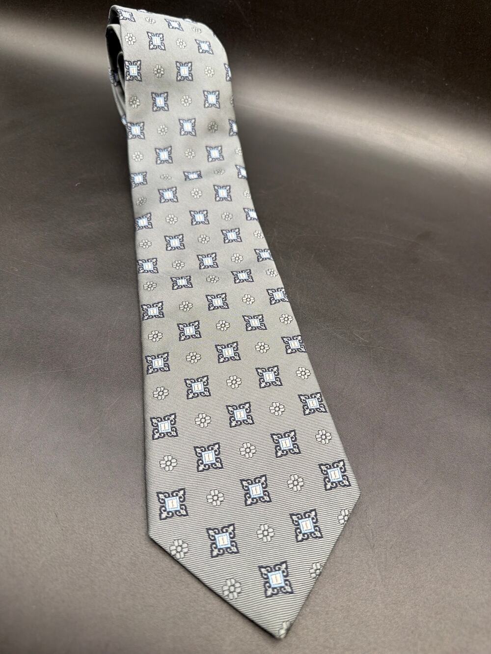 NWT Brooks Brothers Makers & Merchants 100% Silk Gray Geometric Medallion Tie